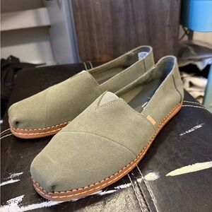 Tom’s Shoes slip on shoes size 9 forest green